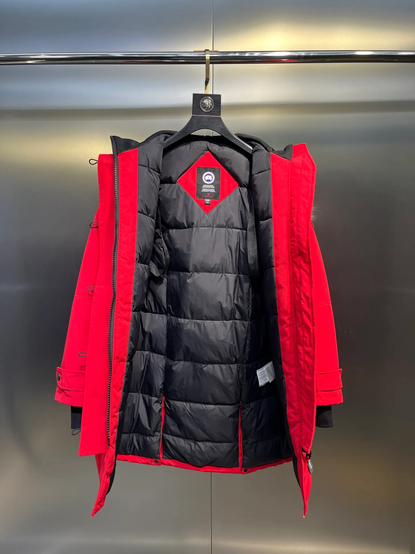 P860 🇨🇦CANADA GOOSE 12 women's models, factory direct supply: supplying global purchasing agents, micro-businesses, entities, Tmall, high-end stalls and studios, free shipping! Trillium Parka Women's 12 "popular" women's models are chosen by Arctic and Antarctic scientific expedition teams as winter wear, the Rolls-Royce of down jackets. ➖ Industry-leading anti-counterfeiting chip sensing. ➖ Imported Behringer embroidery machines and customized embroidery labels, the highest level and industry leading. ➖ Imported Korean 21-count polyester-cotton blended original fabric, TC85 waterproof coated fabric, water-repellent, windproof and wear-resistant. ➖ The new national standard 80 white duck down is filled with an average of 520 grams of down. The amount of down filled is industry-leading. ➖ 100% nylon lon lining with double double-layer sealing design to prevent velvet running, seamless thread design on cuffs! ➖ Western Canadian Green Wolf Collar. ➖ Yoshida YKK provides original factory-customized electroplated sliders. YKK two-way lockable zippers are tight and smooth and do not peel off paint. ➖ 3M composite Velcro is durable and the accessories and hardware are all custom-made. Note: Our copywriting is only simple and clear. Instead of bragging about the copywriting, it is better to compare and understand with samples. Only for the purest, most focused, most professional, highest quality, and most cost-effective!  SIZE:S-XXL